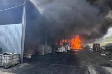 10 autospeciale intervin pentru a stinge un incendiu generalizat la o hală industrială.