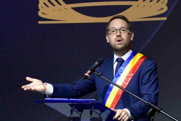 Plăci de beton prăbușite de pe o fațadă. Reacția primarului Fritz