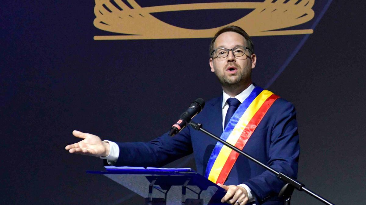 Plăci de beton prăbușite de pe o fațadă. Reacția primarului Fritz