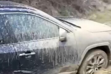 Trei tineri, salvați de jandarmi după ce aplicația i-a dus pe un drum plin cu noroi