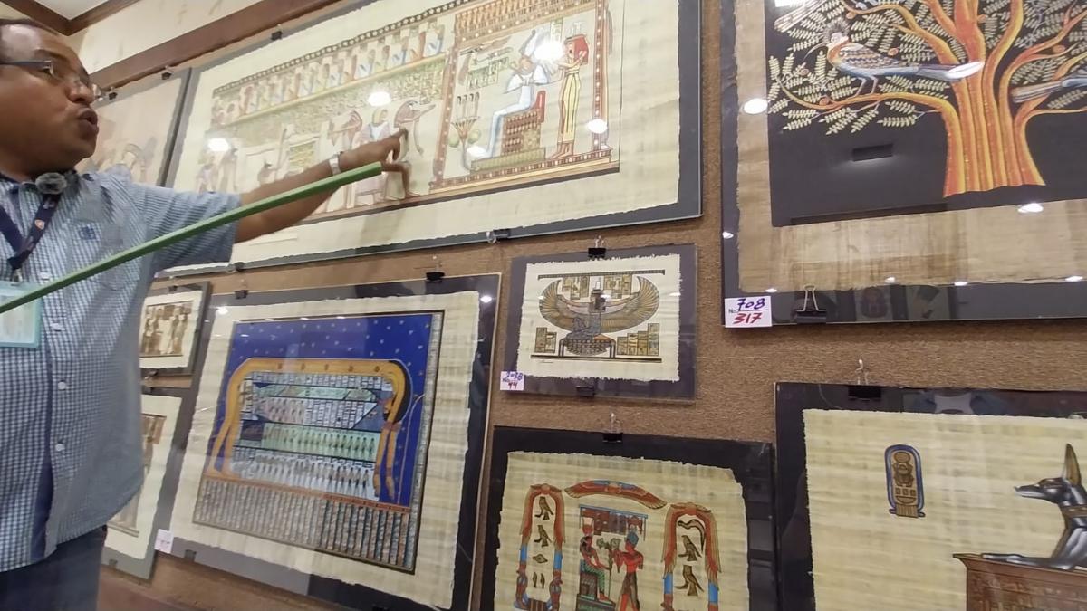 Lecții de fabricat papirus, pentru vizitatorii Egiptului