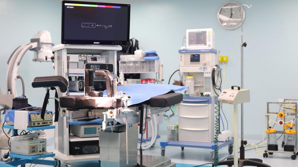 li se interzice să mai părăsească spitalul în timpul programului