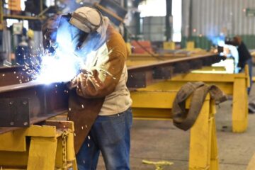 Mecanicii, sudorii și strungarii vor fi aduși din Asia și Africa, pentru fabricile de armament