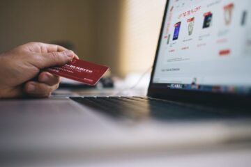 Patru din 10 români adaugă produse în coșul online pentru a avea livrare gratuită