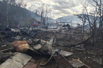 Premierul Bolojan anunță ajutoare pentru oamenii afectați de incendiul din Rucăreni