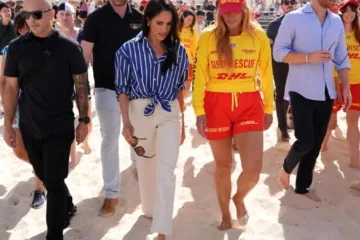 Harry și Meghan, desculți pe nisip alături de supraviețuitorii masacrului de la Bondi