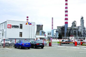 Când se redeschide rafinăria Petrotel Lukoil? Repornirea producției ar putea ieftini carburanții