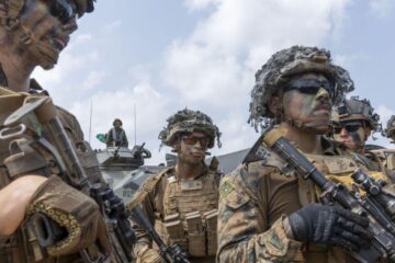 Trump vrea să mute trupe americane din țări care nu l-au ajutat cu Iranul. România poate profita