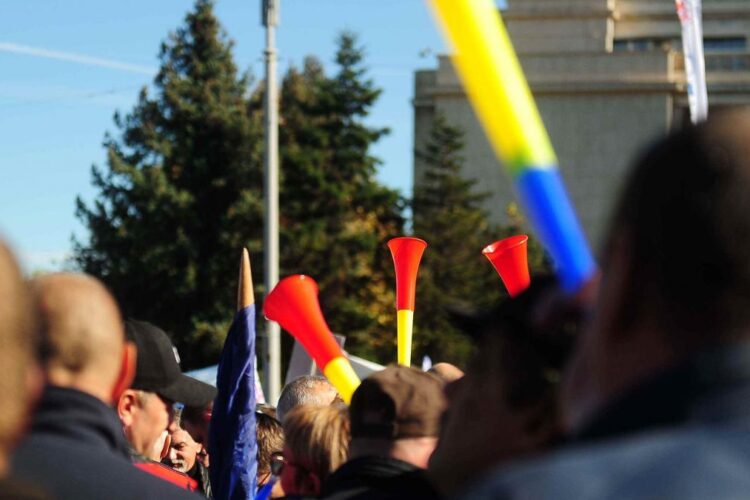 Sindicatele vor să ocupe Piața Victoriei. De ziua siguranței în muncă, oamenii protestează față de Guvern