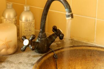 spălatul feței cu apă rece îți afectează tenul