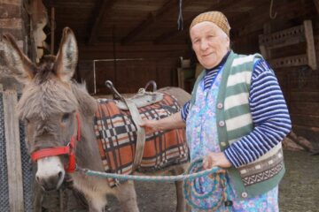 Străbunica Maria din Țara Colibelor, ciobănița care le pune bucate pe masă drumeților