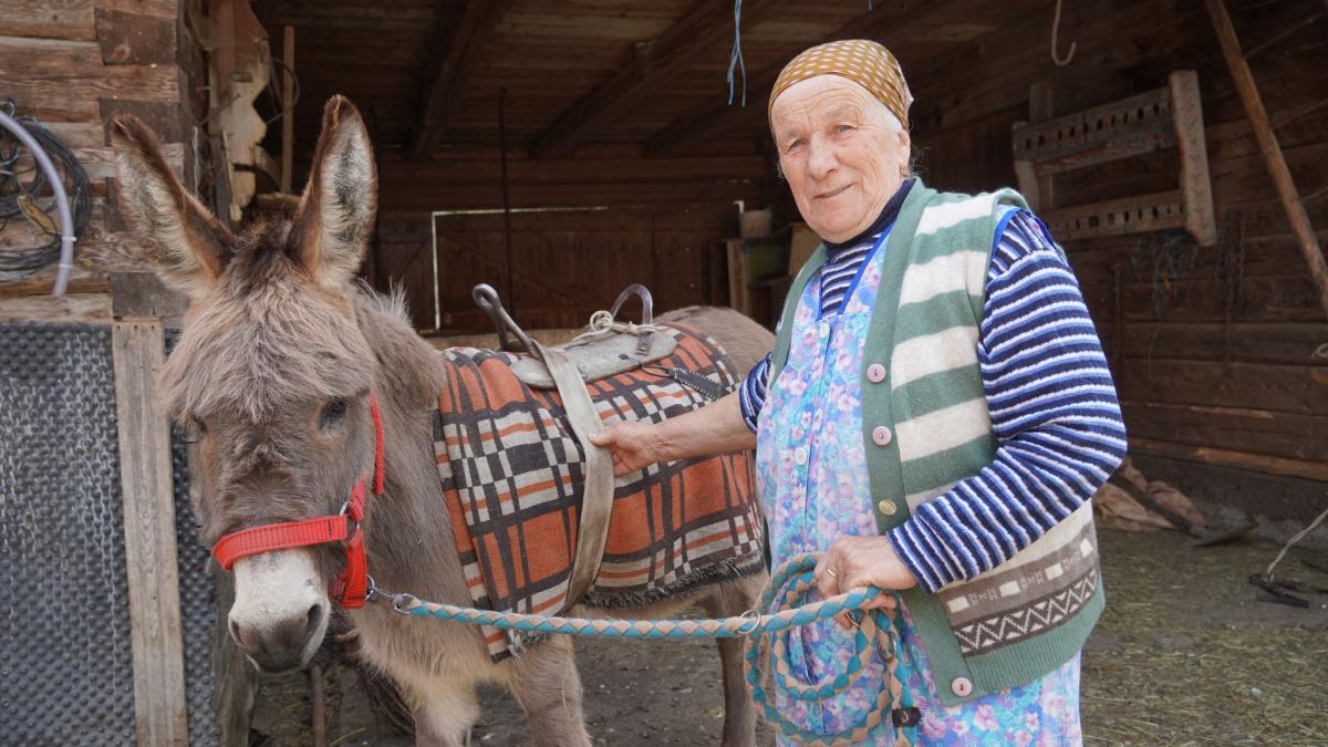 Străbunica Maria din Țara Colibelor, ciobănița care le pune bucate pe masă drumeților