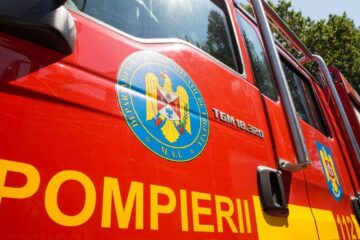 Pompierii intervin pentru localizarea unui incendiu major izbucnit la o pensiune din Murighiol