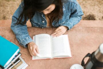 Adolescenții care citesc regulat dobândesc un avantaj cognitiv