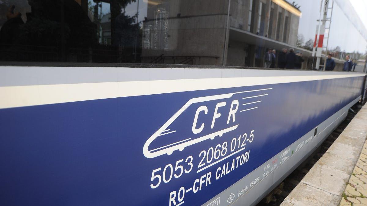 Haos pe calea ferată în Harghita! Copac căzut pe o locomotivă, trafic feroviar paralizat pe secțiunea Izvoru Oltului-Voșlobeni