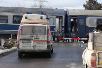 O femeie de 60 de ani a murit după ce a fost lovită de tren