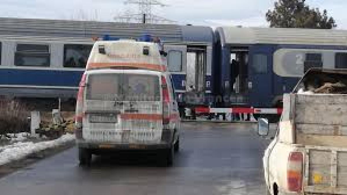 O femeie de 60 de ani a murit după ce a fost lovită de tren