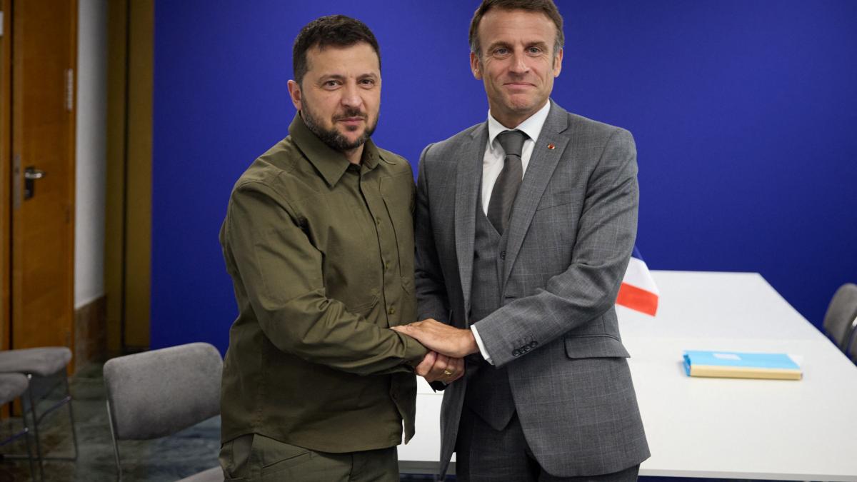 Volodimir Zelenski și Emmanuel Macron, lideri la capitolul încredere în România