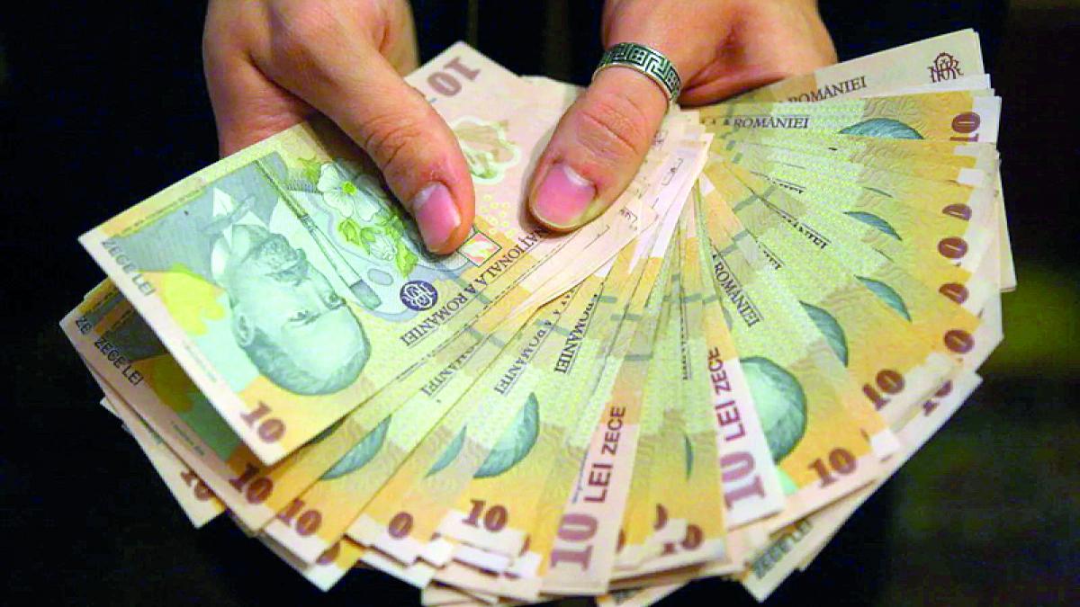 Ce se întâmplă cu bugetarii ale căror salarii urmează să scadă?