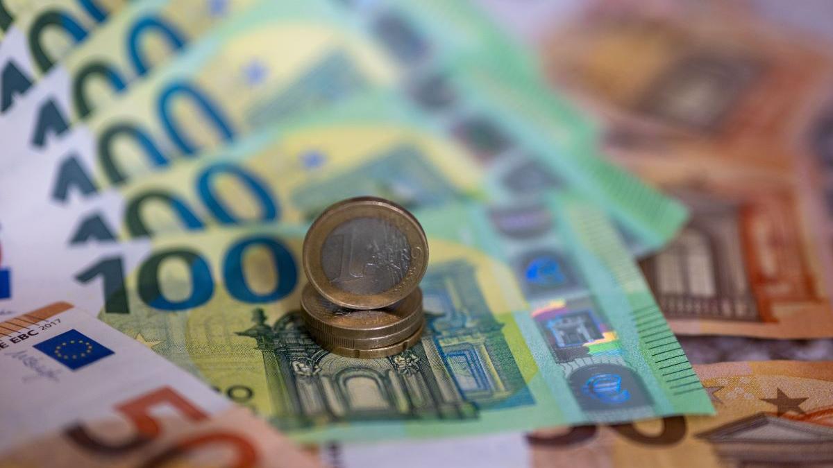 Leul se apreciază simultan în raport cu euro și dolarul