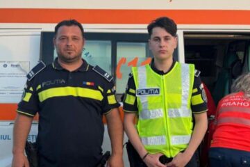 Doi copii, recuperați din râul Ialomița de polițiști. Băieții au intrat după o minge