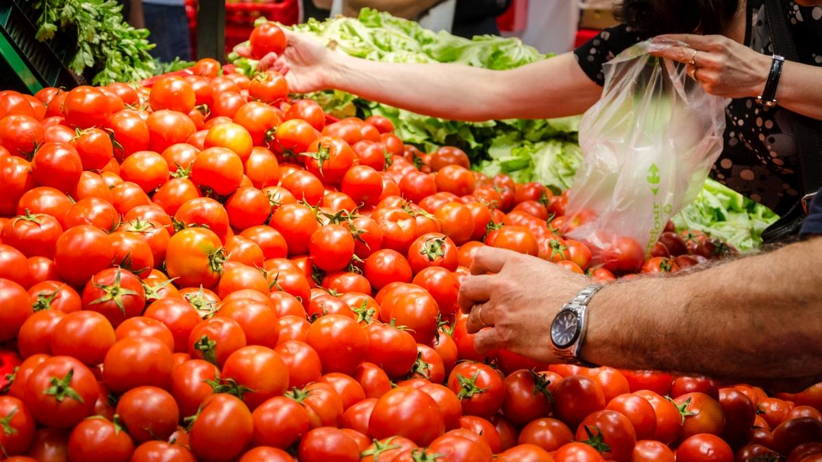 Nivelul pesticidelor peste limita legală, în creștere continuă în farfuriile europenilor