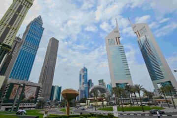 Locuitorii din Dubai, somați să se adăpostească după o serie de explozii pe cer