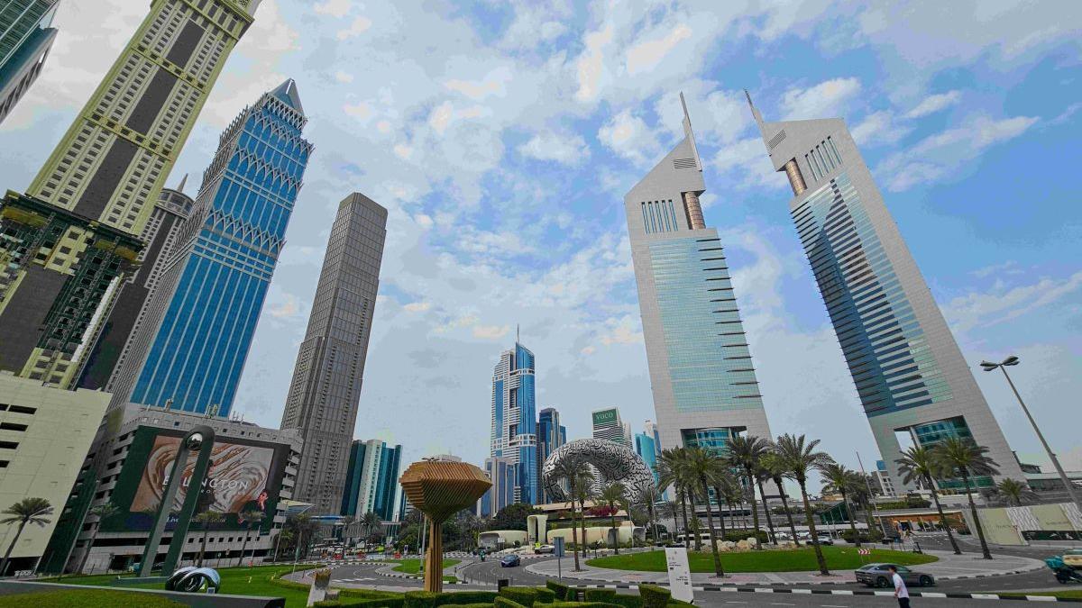Locuitorii din Dubai, somați să se adăpostească după o serie de explozii pe cer