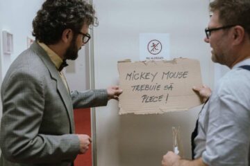 Teatrul EXCELSIOR se alătură evenimentului Noaptea Muzeelor și programează spectacolul itinerant MICKEY MOUSE TREBUIE SĂ PLECE, un traseu performativ prin culisele unui liceu aflat în pragul imploziei