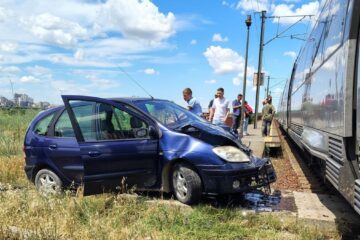 La un pas de tragedie în Constanța! Un autoturism a fost lovit de un tren Regio după ce șoferul a intrat pe pasajul pietonal