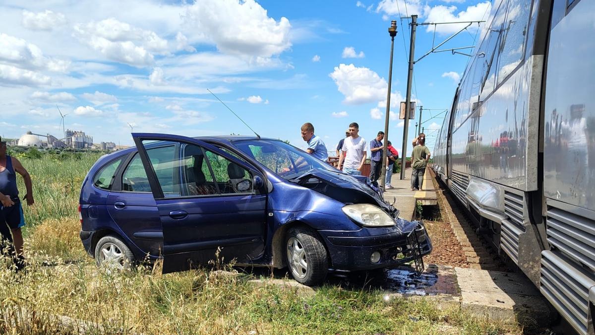 La un pas de tragedie în Constanța! Un autoturism a fost lovit de un tren Regio după ce șoferul a intrat pe pasajul pietonal