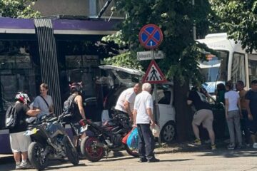 mașină prinsă între tramvai și copac, intervenție SMURD și pompieri