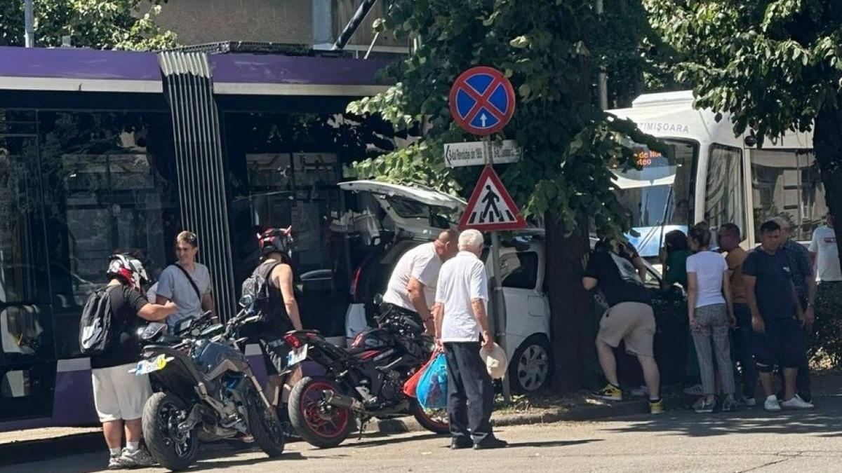 mașină prinsă între tramvai și copac, intervenție SMURD și pompieri