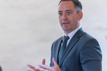 UDMR amână decizia privind o colaborare cu premierul desemnat Adrian Veștea pentru a nu face rău PNL
