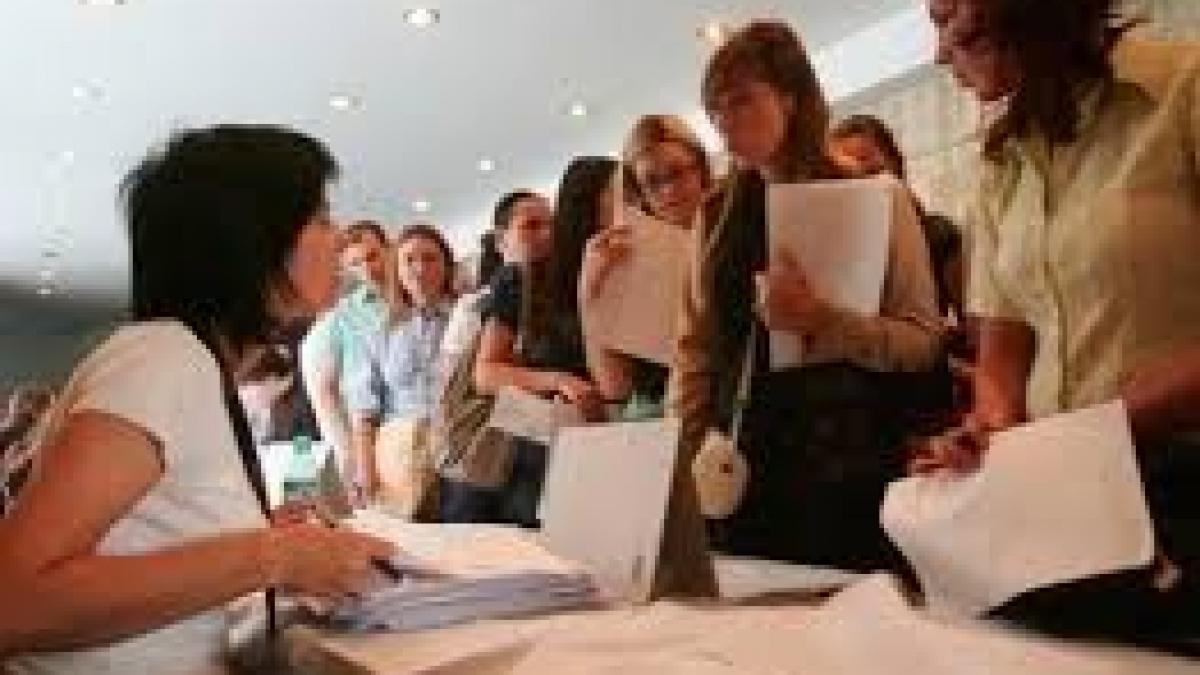 Concedieri, incertitudine și concurență record pentru angajare