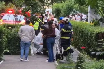 Explozie într-un bloc din Timișoara. O trotinetă electrică lăsată la încărcat ar fi declanșat deflagrația care a scos zeci de oameni din case
