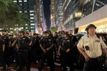 New York în flăcări după victoria Knicks în NBA. Un autobuz al Cupei Mondiale a fost incendiat