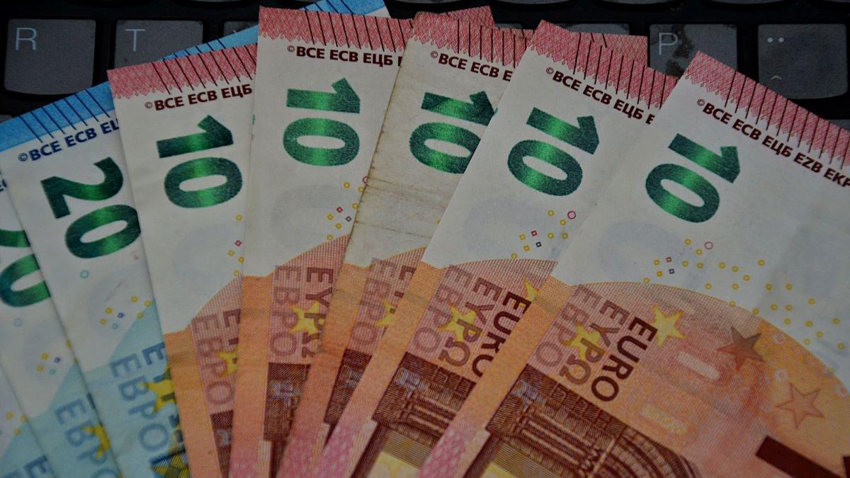 Leul scade în raport cu euro și dolarul
