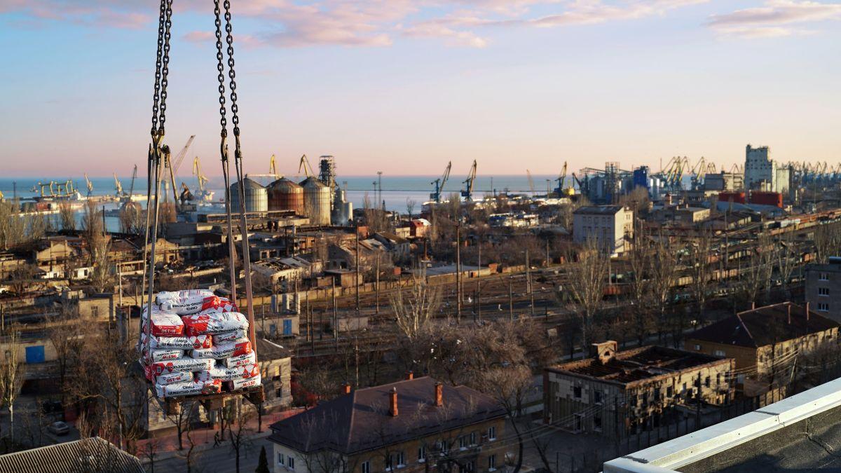 Noapte de foc în Rusia. Un depozit de petrol și un port strategic au fost lovite de drone