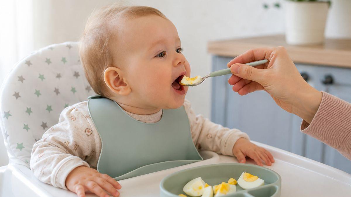 Ouăle și alergiile bebelușilor: Cu cât sunt introduse mai repede în alimentație, cu atât mai bine