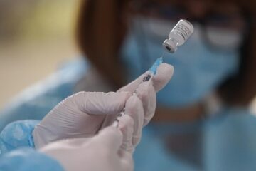 Primul vaccin proiectat cu inteligență artificială a fost testat pe oameni