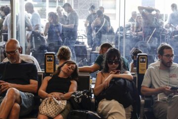 Românii care pleacă în vacanță stau la cozi de până la 6 ore în aeroporturile din Europa