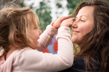 Maternitatea, un obstacol în carieră? 31% dintre românce reclamă discriminarea la birou
