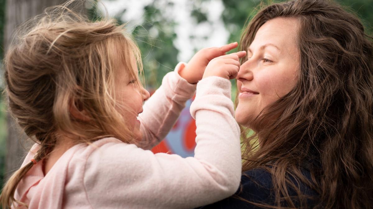Maternitatea, un obstacol în carieră? 31% dintre românce reclamă discriminarea la birou