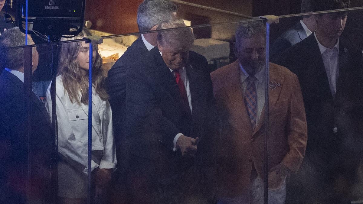 Trump a fost huiduit puternic la Madison Square Garden, în timpul meciului din finala NBA