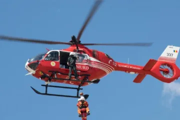 Un bărbat izolat pe un excavator a fost extras cu elicopterul SMURD