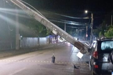Accident rutier grav în Fălticeni. Un șofer de 42 de ani a fost scos inconștient dintre fiare după impactul violent cu un stâlp