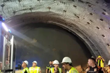 Doi muncitori străini, răniți grav în tunelul de la Boița