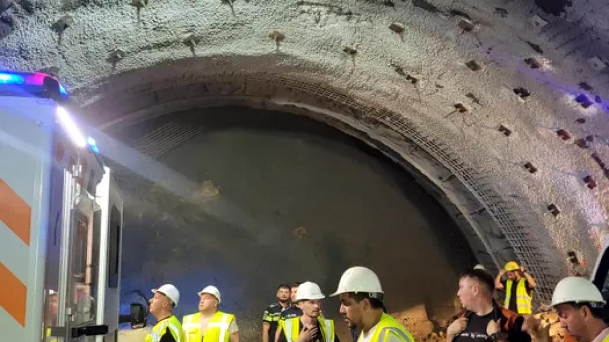 Doi muncitori străini, răniți grav în tunelul de la Boița