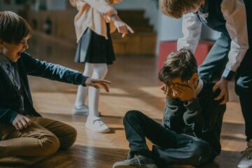15.000 de lei amendă pentru directorii care ignoră cazurile de bullying în școli
